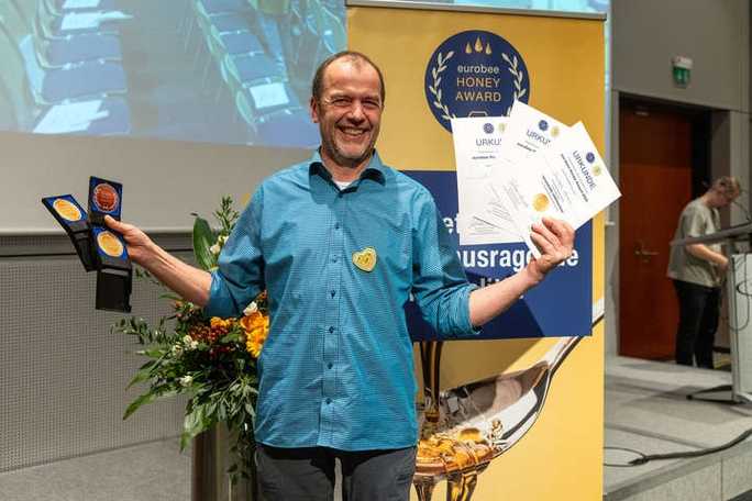 Imkermeister Klaus Ahrens mit den Medaillen vom Eurobee Honey Award Imkermeister Klaus Ahrens zeigt seine Medaillen