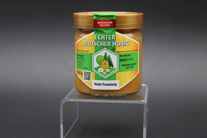 Goldmedaille auf der Eurobee Honey Award für den Heidehonig der Imkerei Ahrens Ein Glas Heidehonig der Imkerei Ahrens Deutscher Honig dieser wurde mit Gold Prämiert