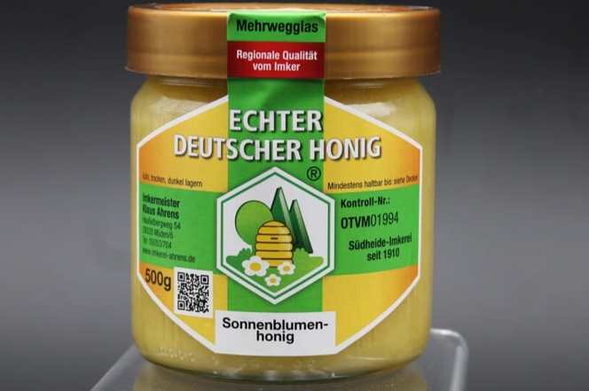 Goldmedaille auf der Eurobee Honey Award für den Sonnenblumenhonig der Imkerei Ahrens (Ein Glas Sonnenblumenhonig aus der Imkerei Ahrens Deutscher Honig dieser wurde mit Gold ausgezeichnet)